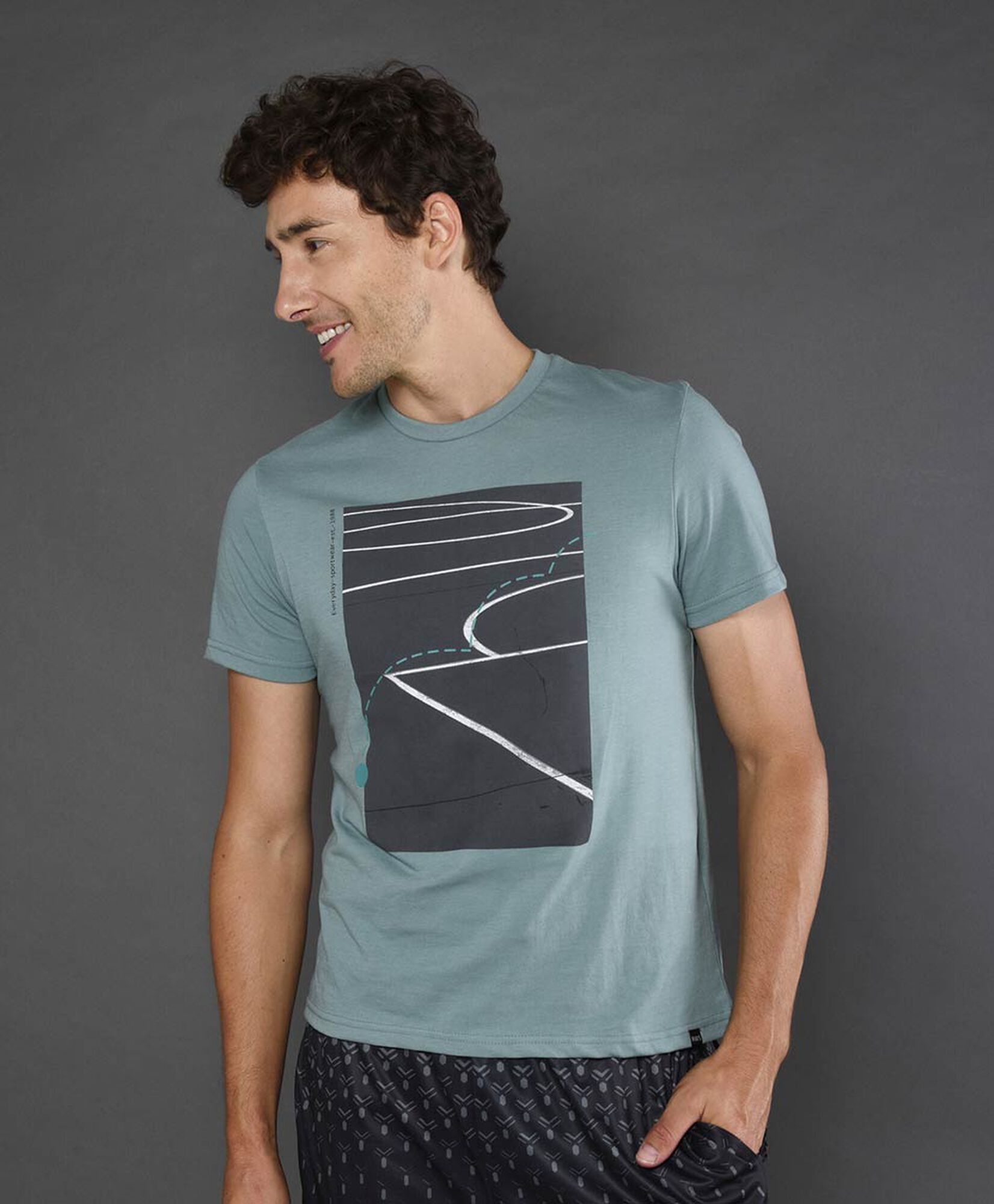 Polera deportiva hombre estampado calle Polera deportiva hombre estampado calle
