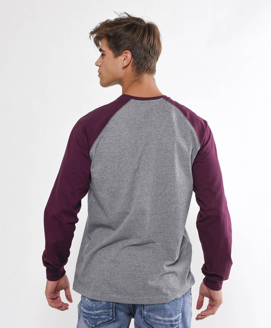 Polera hombre bicolor texto