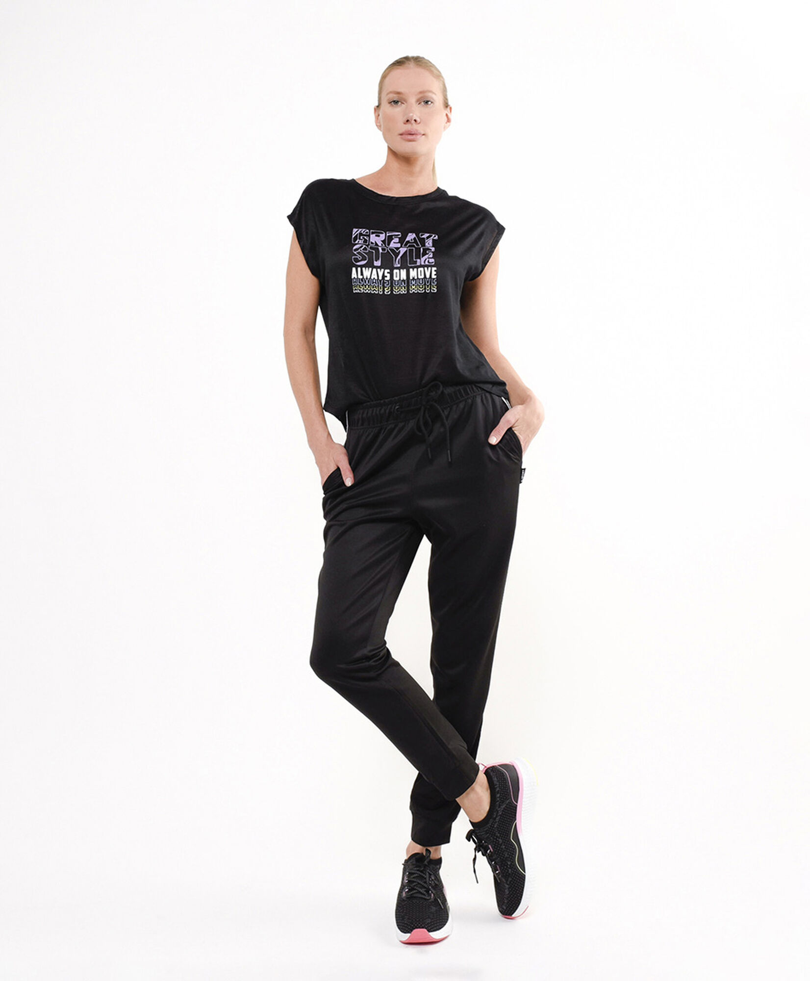 Pantalón deportivo mujer con líneas laterales Pantalón deportivo mujer con líneas laterales