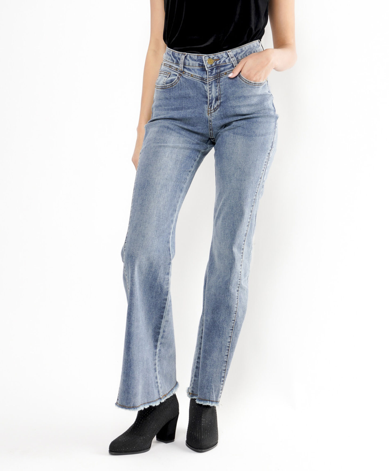 Jeans mujer tachas flare Jeans mujer tachas flare