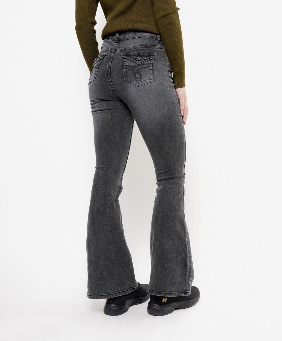 Jeans mujer flare bolsillo bordado