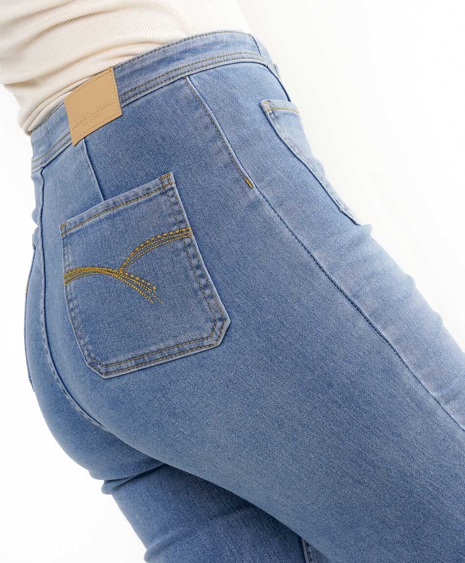 Jeans mujer bolsillo cuadrado flare