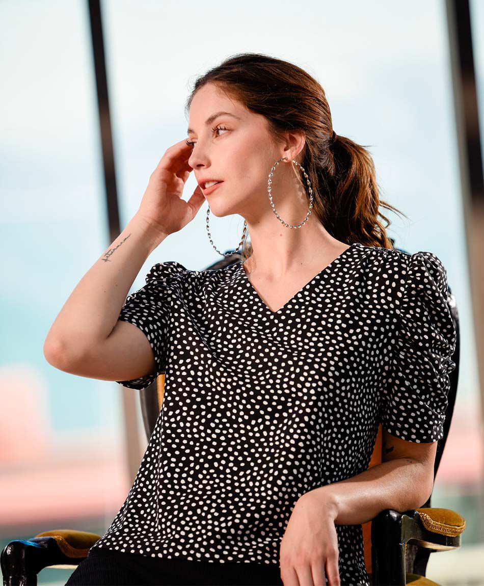 Polera mujer drapeada puntos