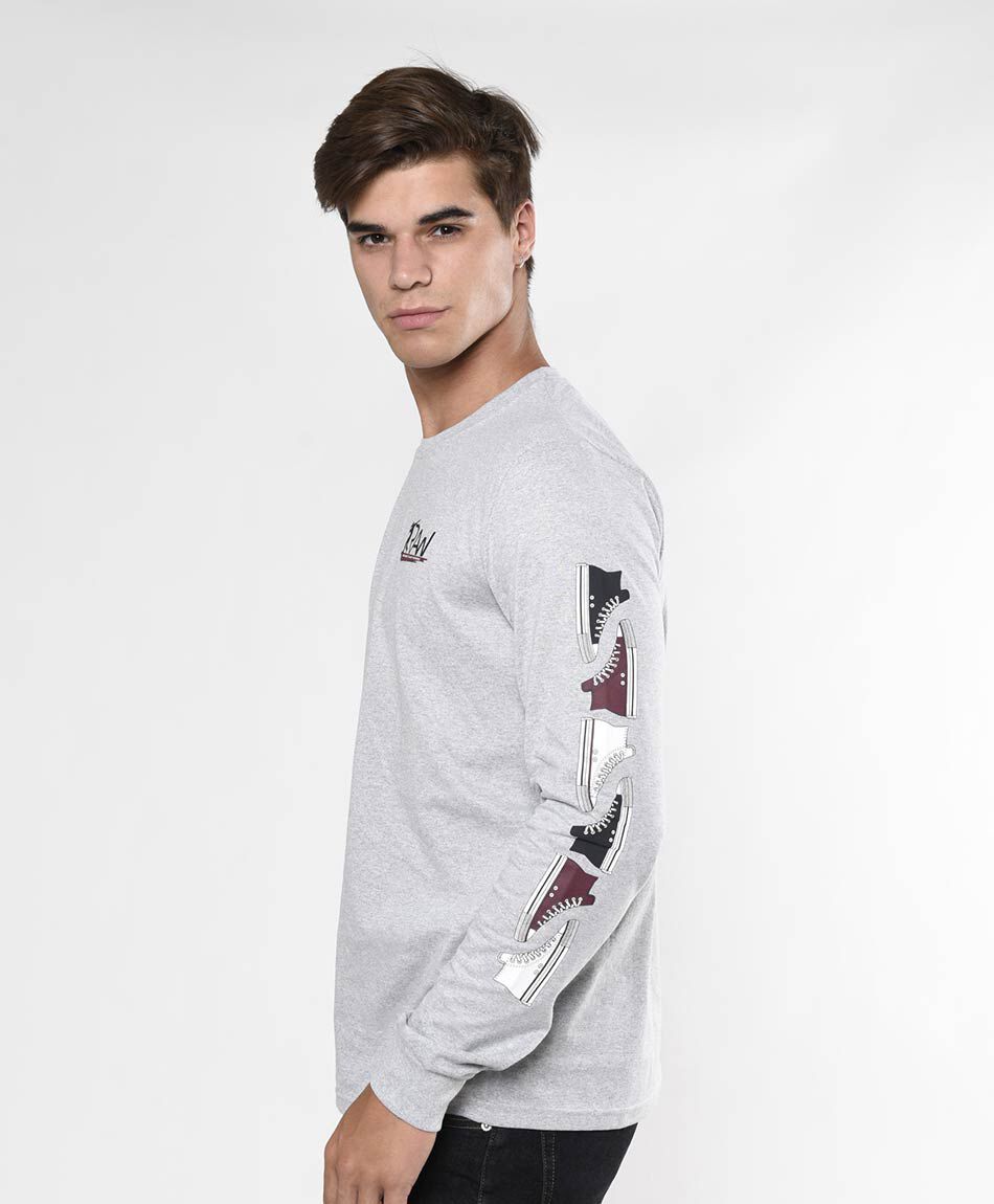 Polera hombre estampado zapatillas