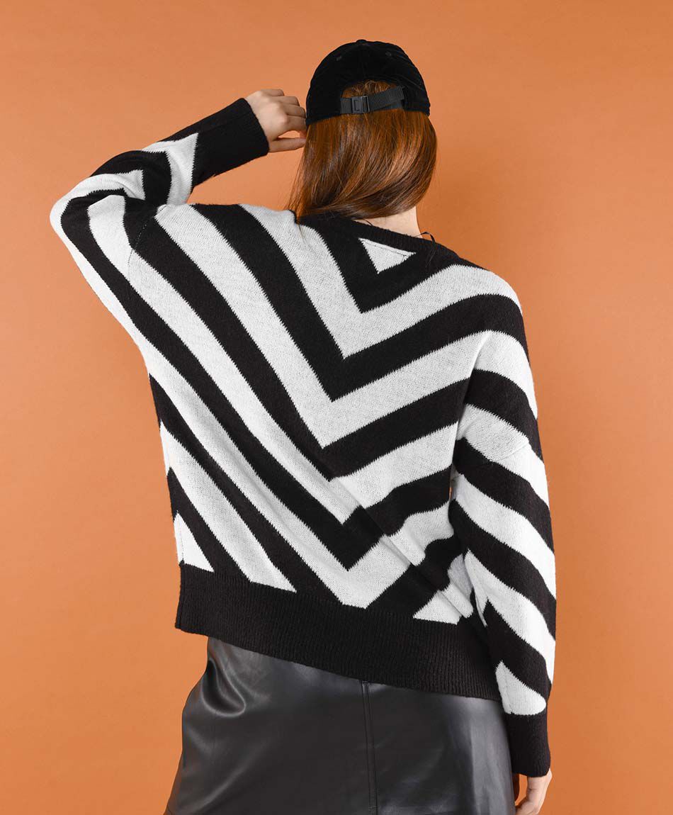 Sweater mujer l&iacute;neas triangular
