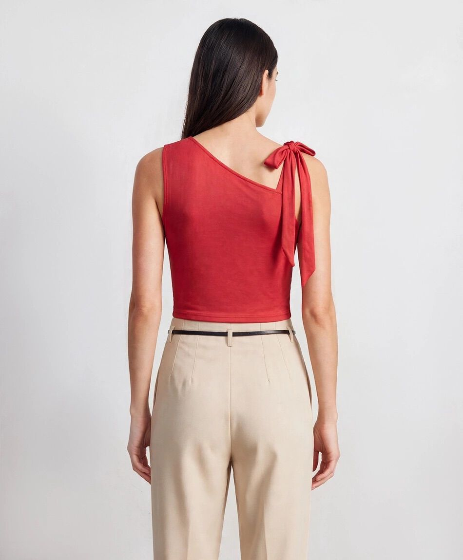 Polera mujer asim&eacute;trica lazo roja