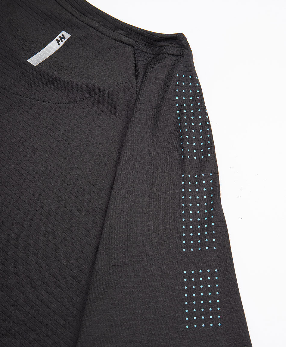 Polera deportiva hombre flechas bajas