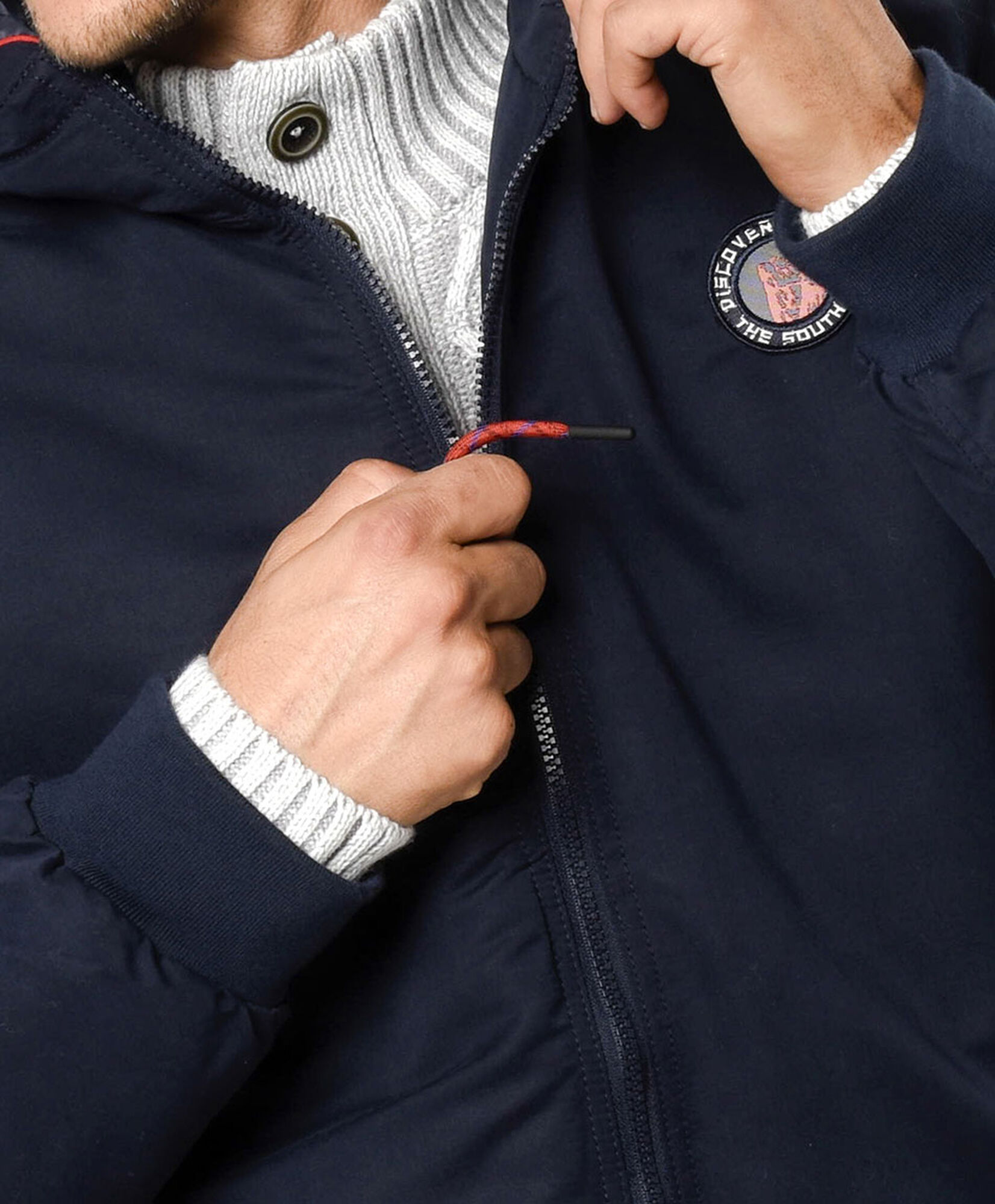 Parka hombre detalles rojos Parka hombre detalles rojos