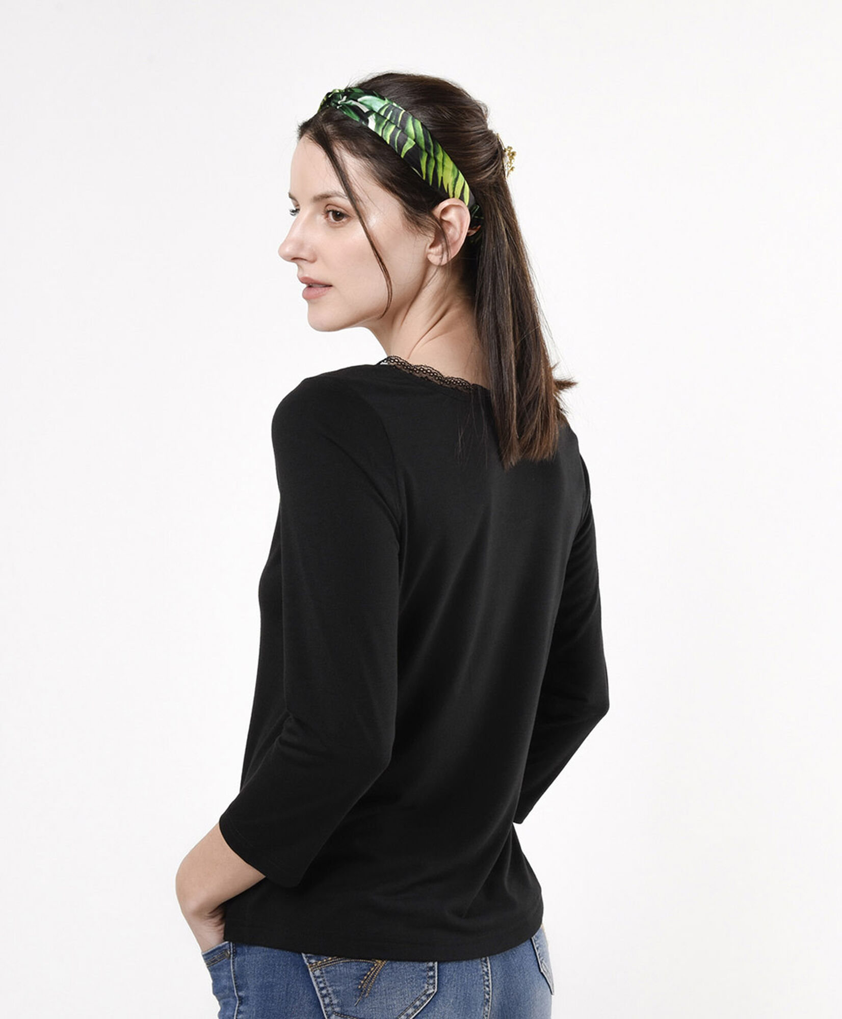 Polera mujer cuello encaje negra Polera mujer cuello encaje negra