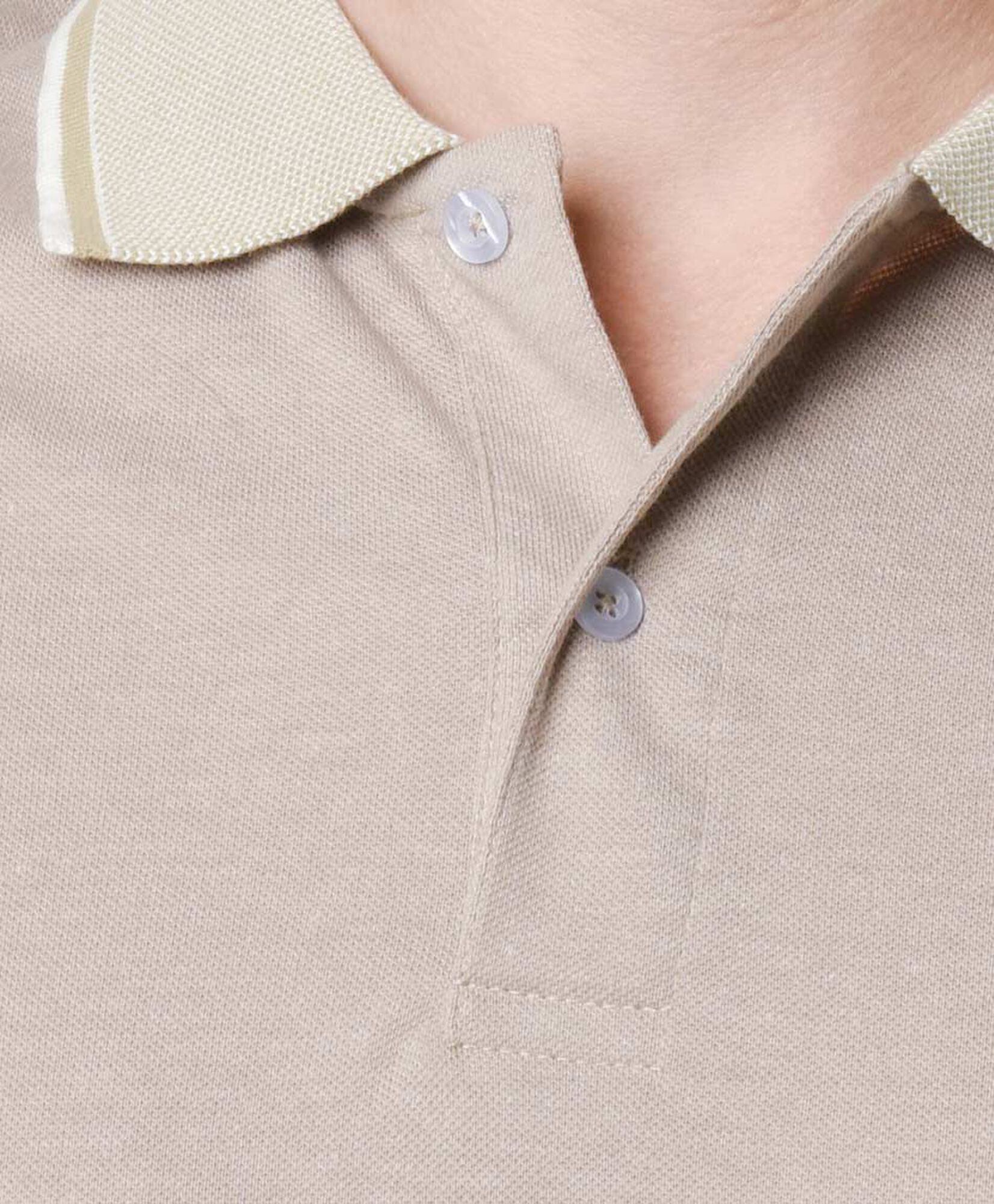 Polera hombre beige líneas en cuello piqué Polera hombre beige líneas en cuello piqué