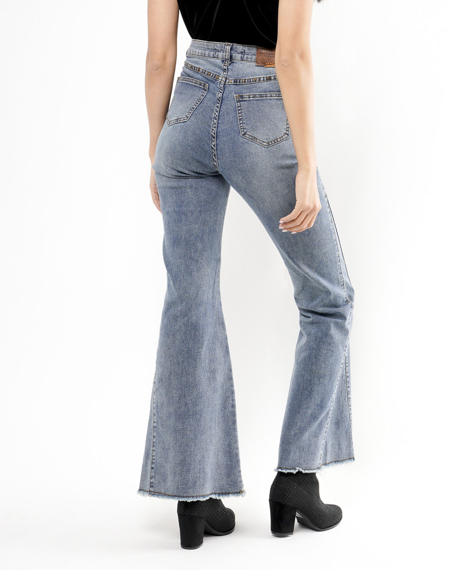 Jeans mujer tachas flare Jeans mujer tachas flare