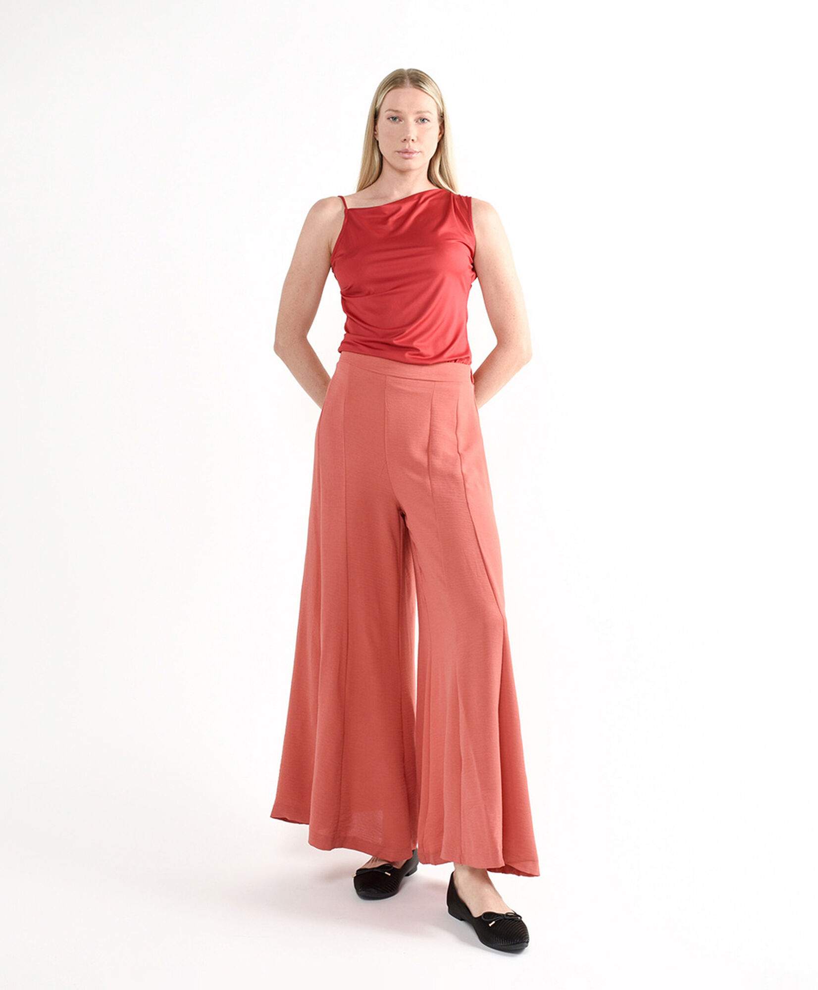 Pantalón mujer diseño extra ancho Pantalón mujer diseño extra ancho