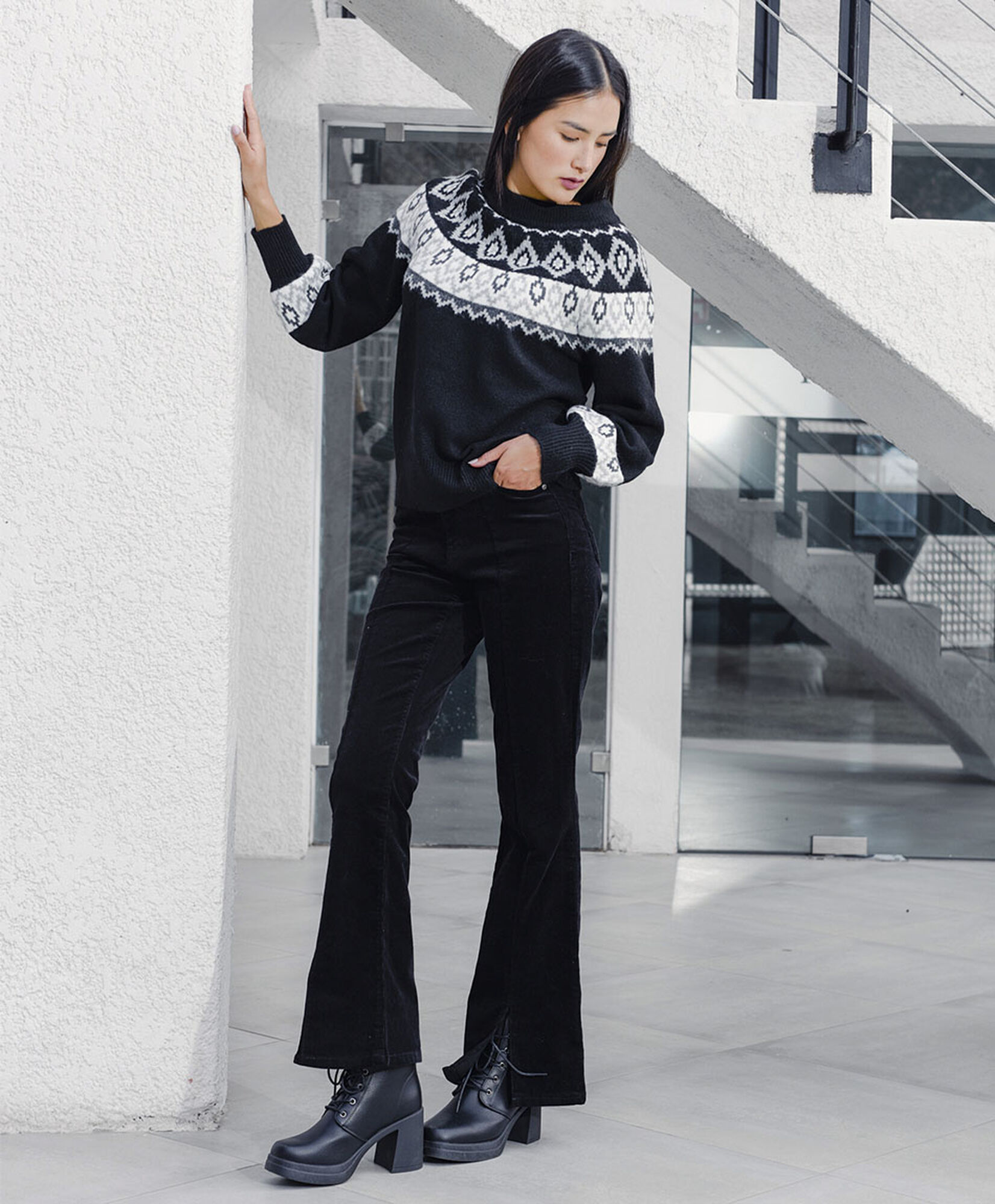 Pantalón mujer corderoy basta abierta negro Pantalón mujer corderoy basta abierta negro