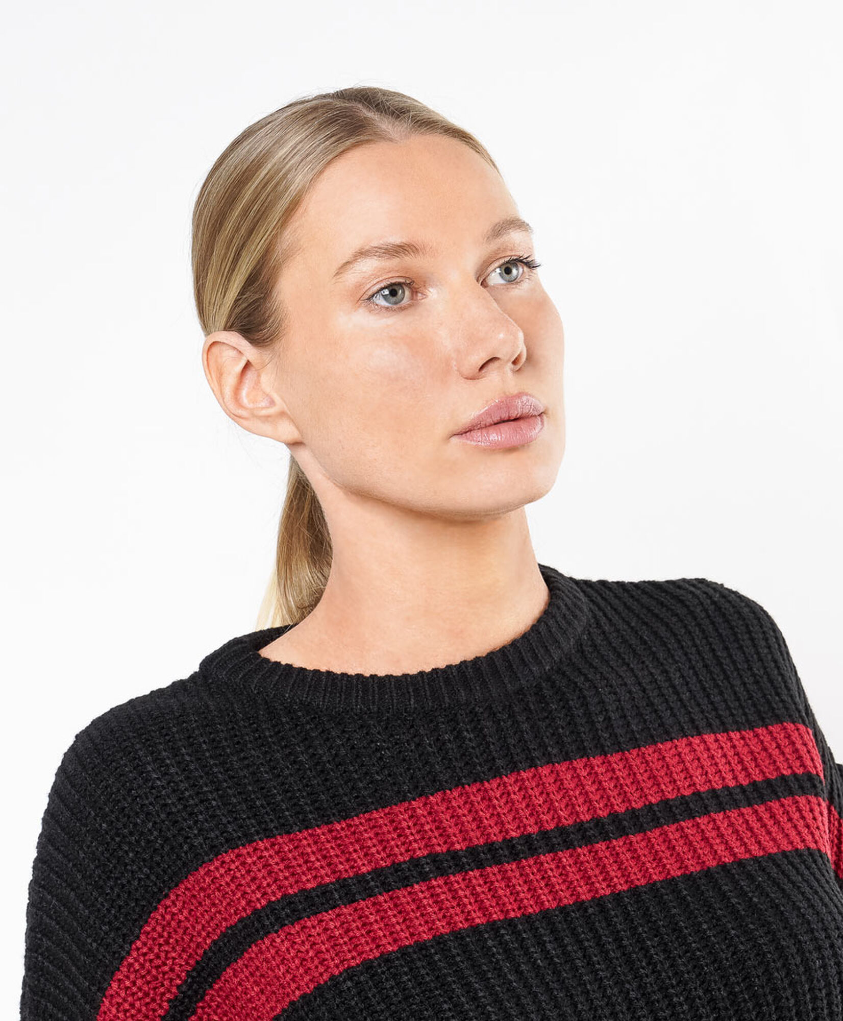 Sweater mujer líneas negro y rojo Sweater mujer líneas negro y rojo