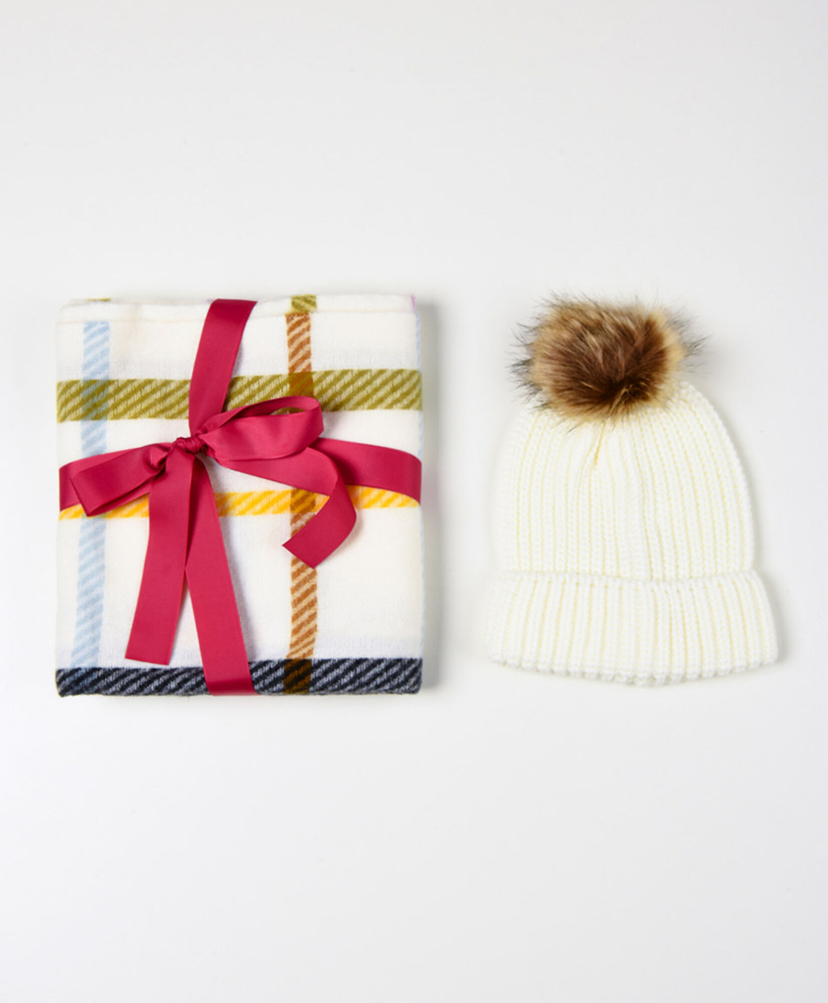 Set de regalo mujer gorro + ruana cuadros Set de regalo mujer gorro + ruana cuadros