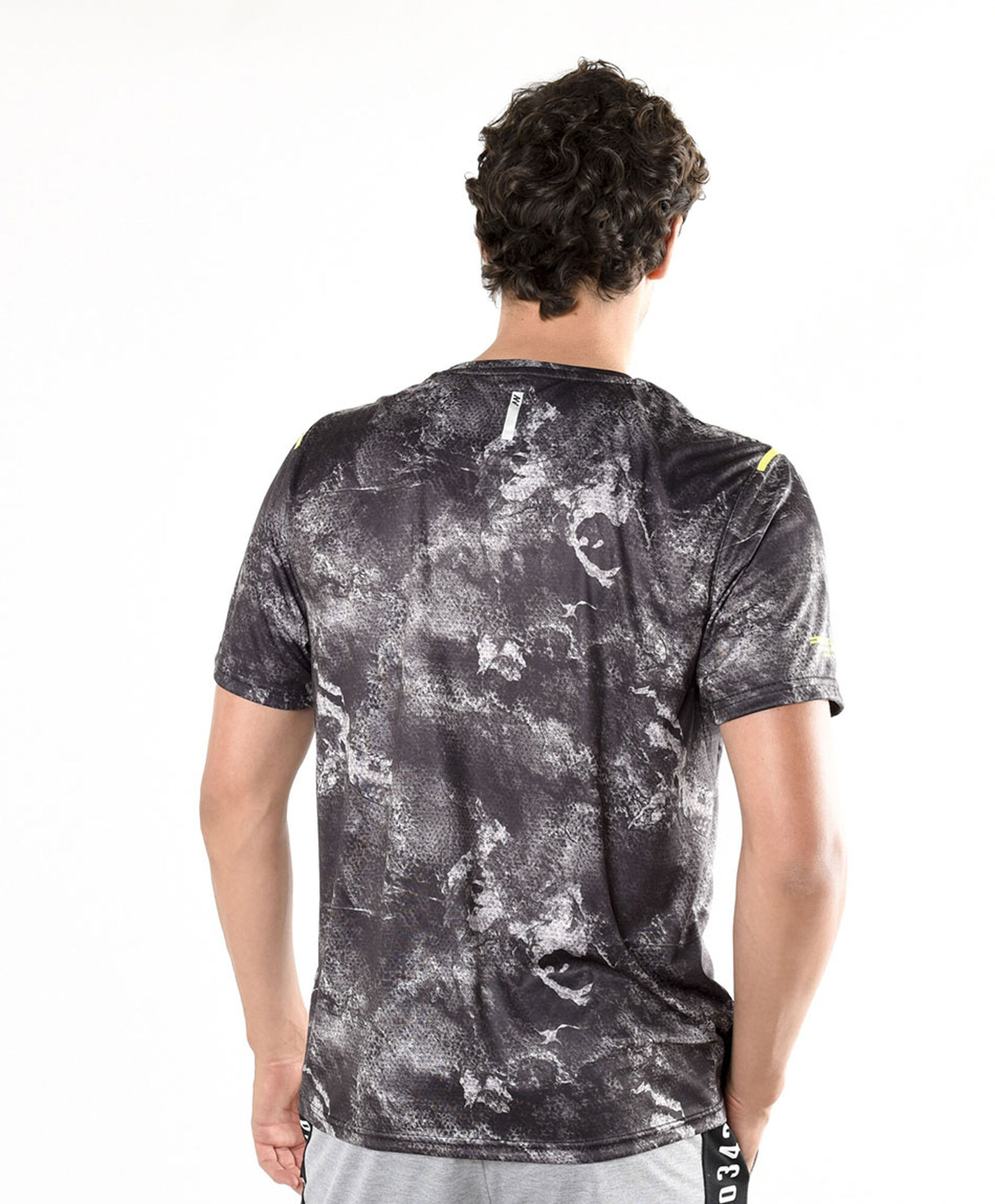 Polera deportiva hombre línea amarilla Polera deportiva hombre línea amarilla