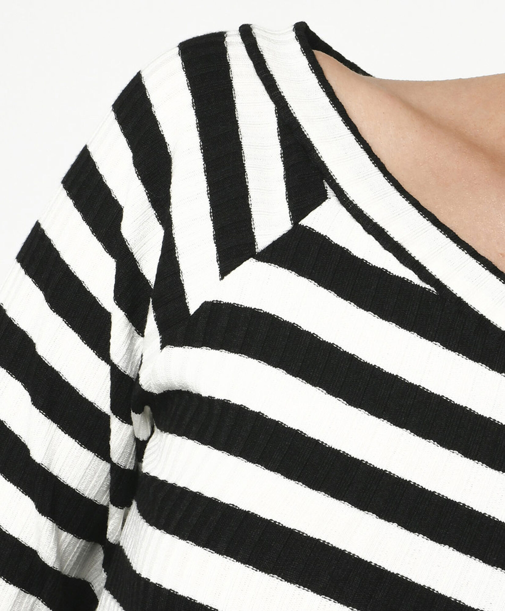 Polera mujer líneas cuello ancho Polera mujer líneas cuello ancho