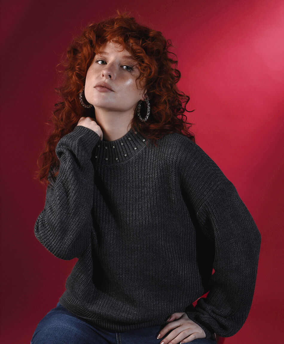 Sweater mujer cuello con tachas