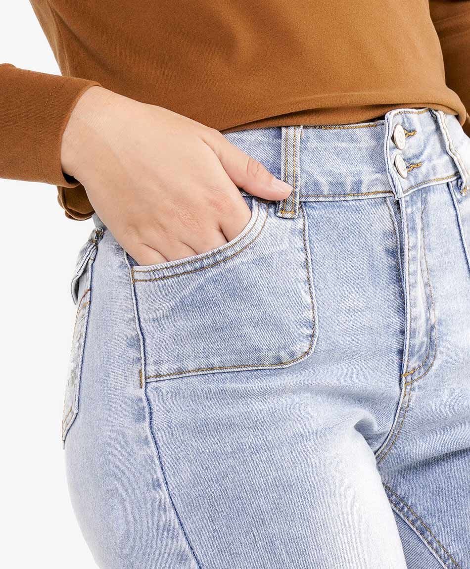 Jeans mujer flare bolsillos bordados tiro alto