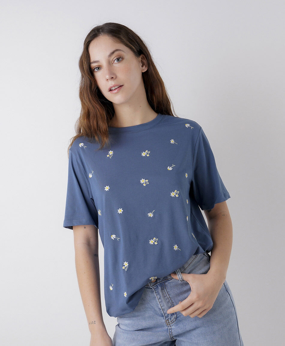 Polera mujer florcitas bordadas