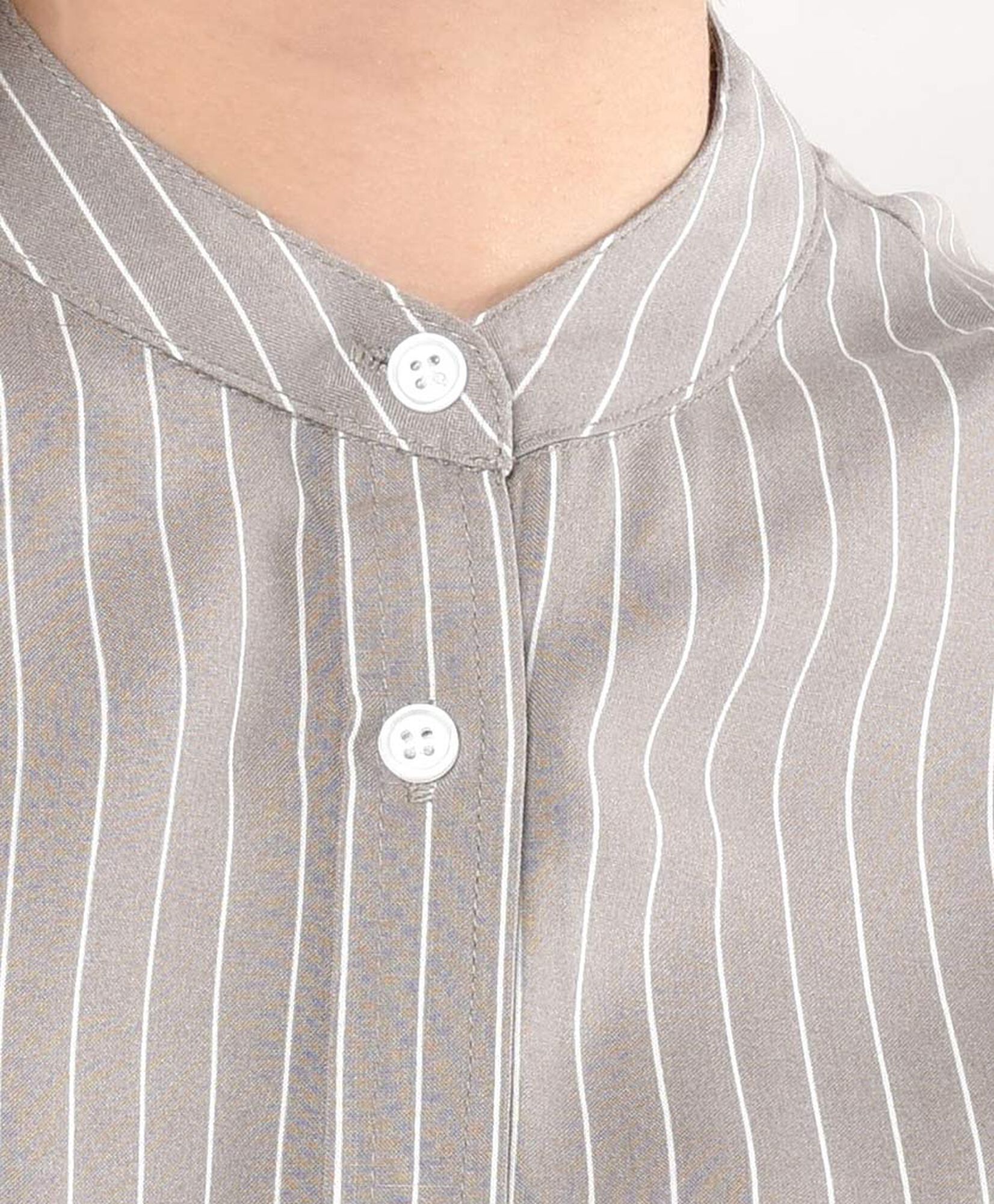 Blusa mujer líneas cuello mao Blusa mujer líneas cuello mao