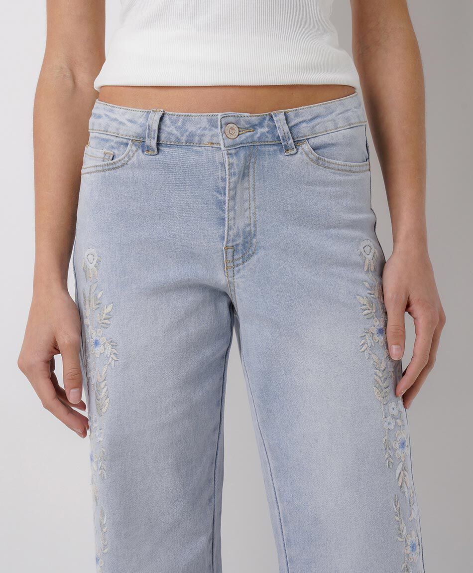 Jeans mujer wide leg flores bordadas lateral