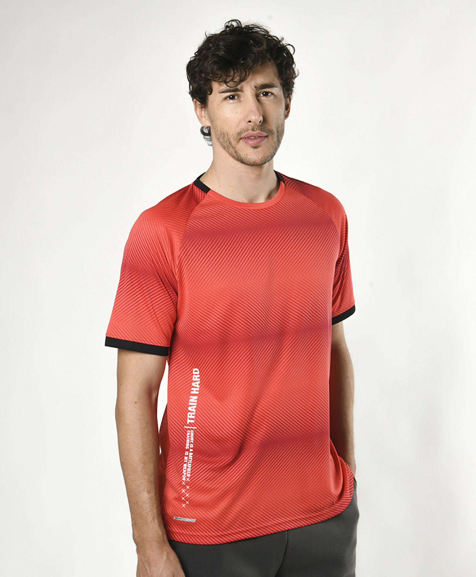 Polera deportiva hombre estampado lateral Polera deportiva hombre estampado lateral