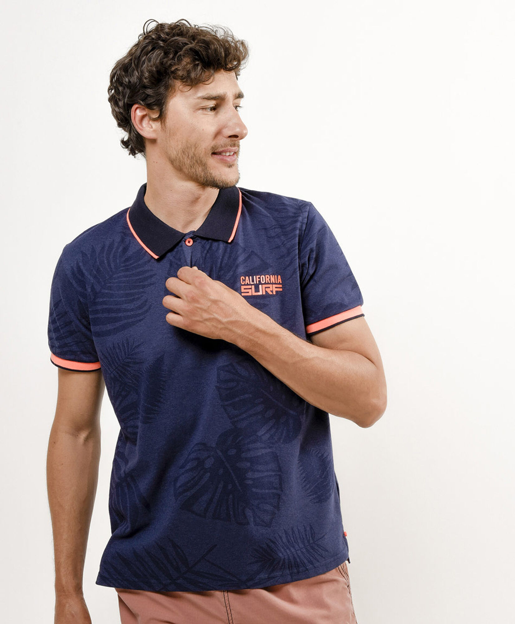 Polera hombre hojas bicolor cuello piqué Polera hombre hojas bicolor cuello piqué