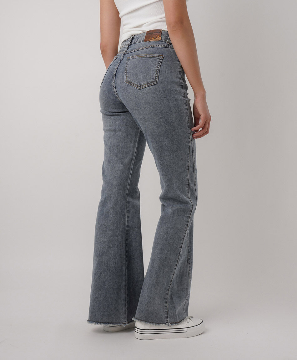 Jeans mujer flare corte lateral