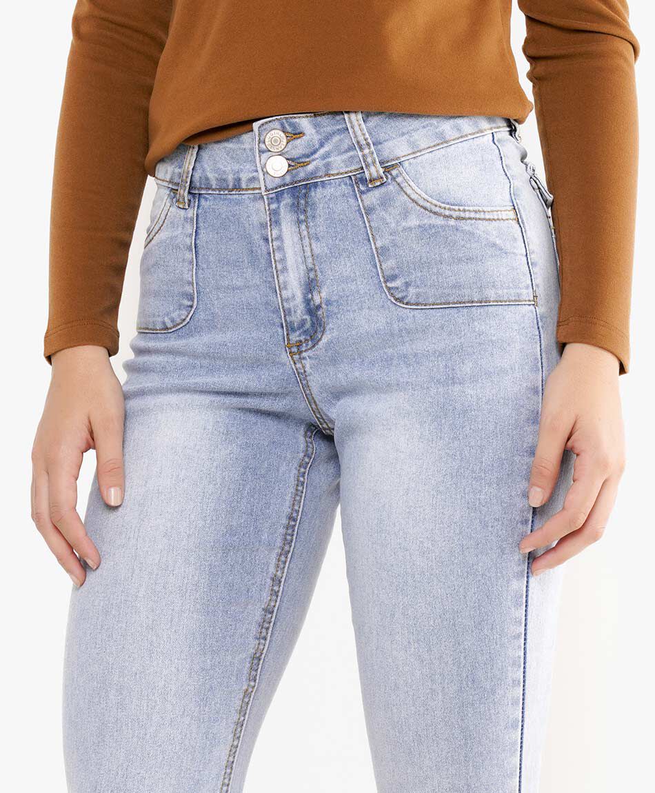 Jeans mujer flare bolsillos bordados tiro alto