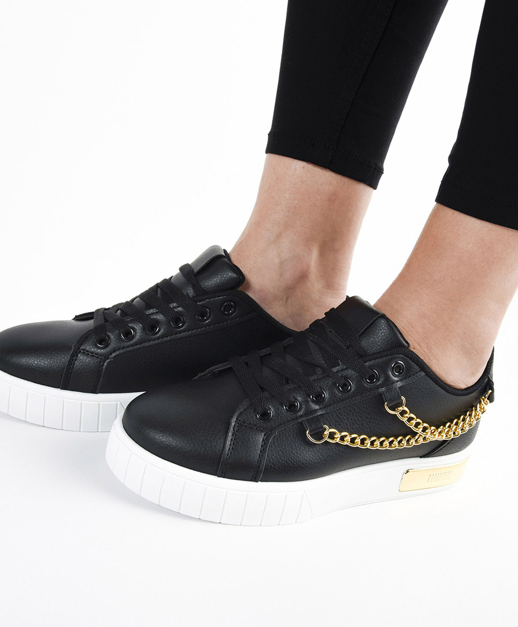 Zapatilla mujer cadenas doradas Zapatilla mujer cadenas doradas