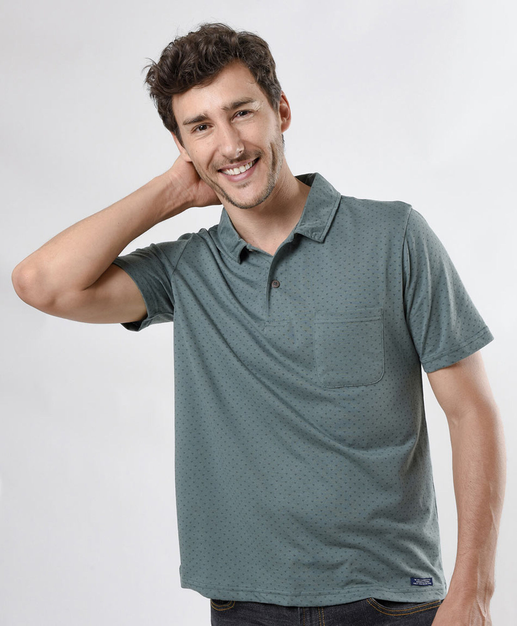 Polera hombre print bolsillo cuello piqué Polera hombre print bolsillo cuello piqué