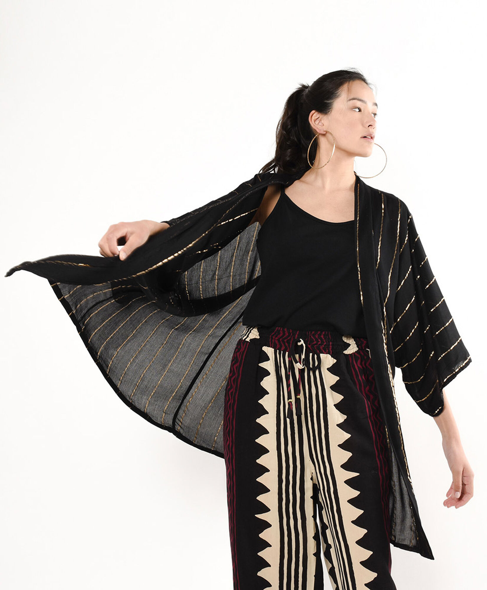 Kimono mujer líneas doradas Kimono mujer líneas doradas