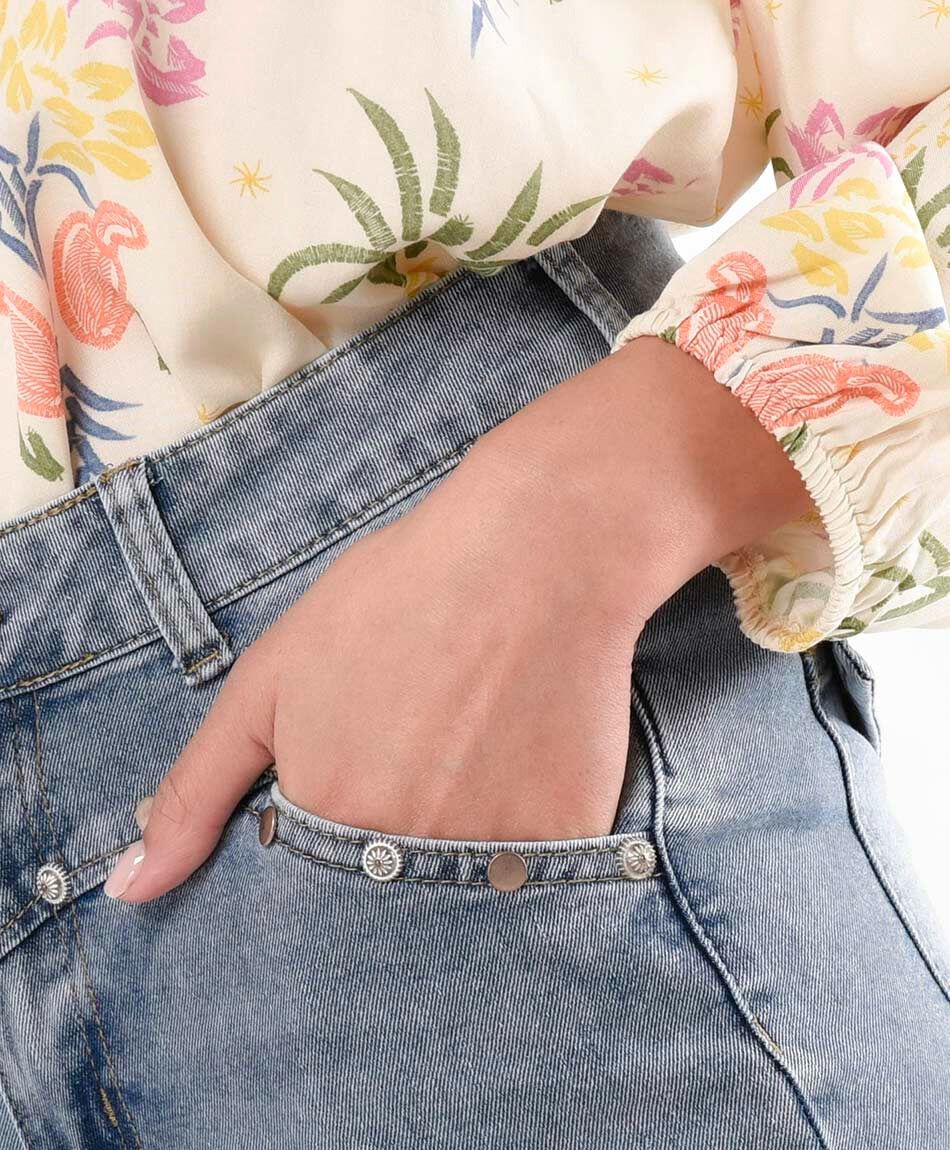 Jeans mujer tachas redondas flare