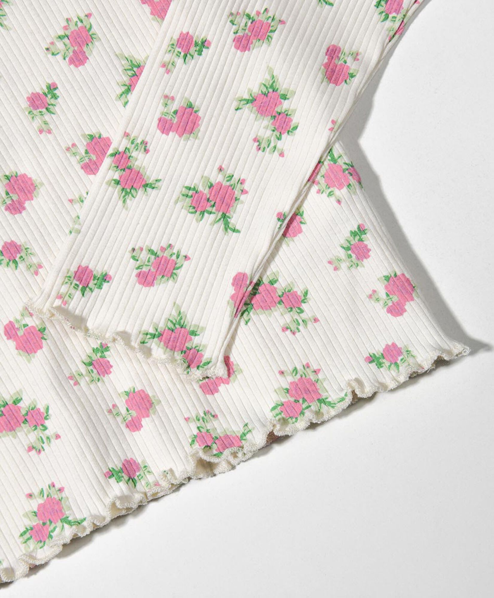 Polera niña acanalada floreada Polera niña acanalada floreada