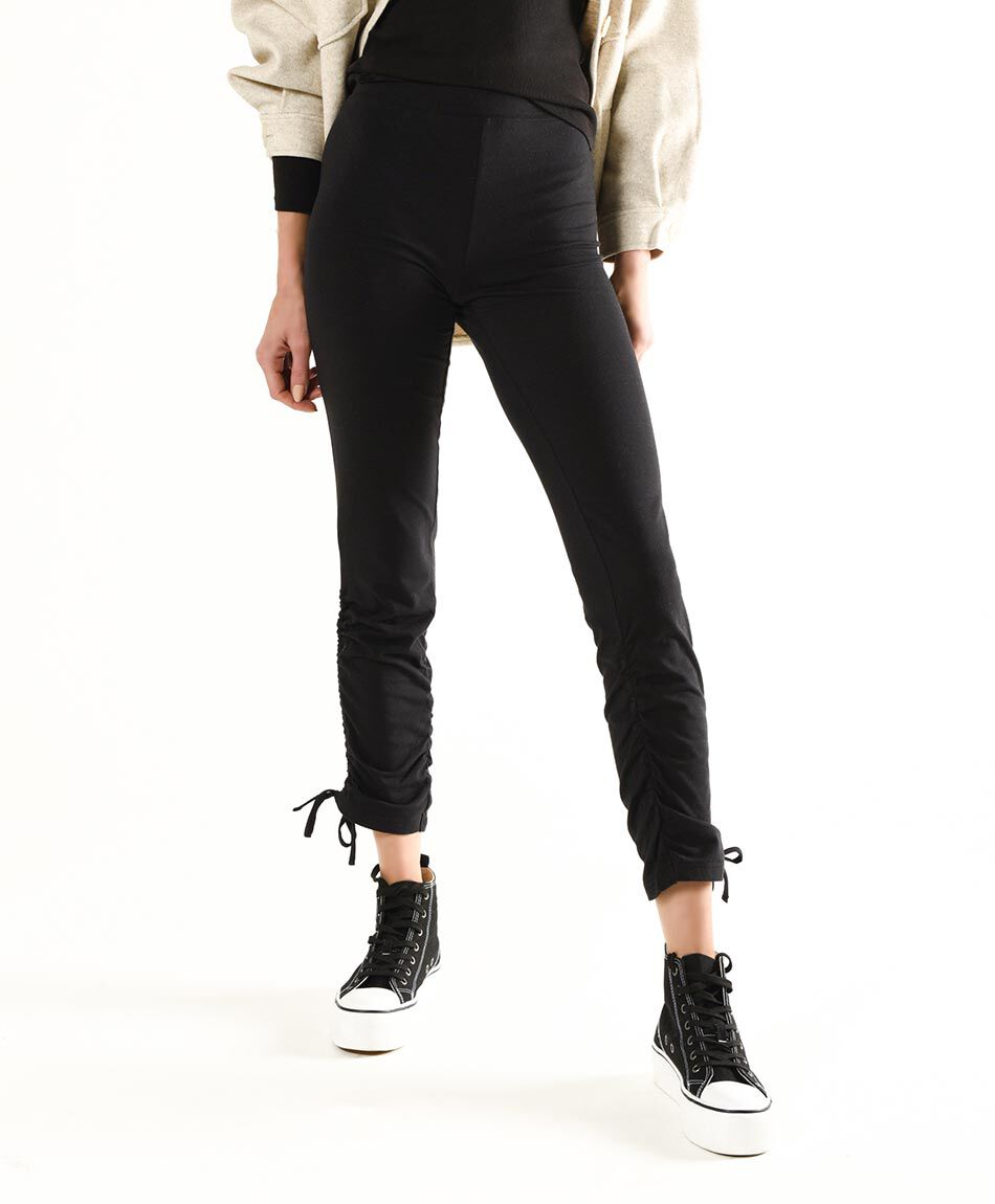 Pantal&oacute;n tiro medio skinny fit