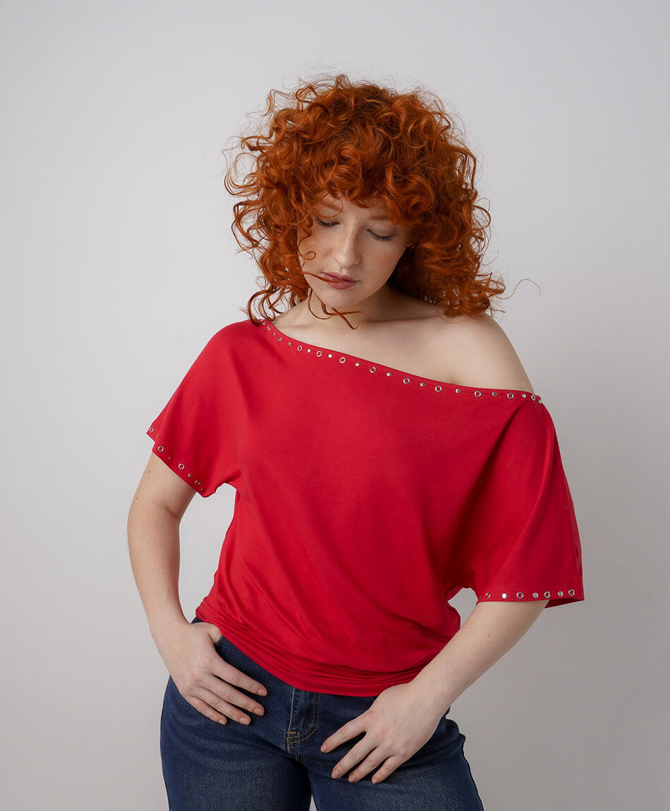Polera mujer irregular tachas rojo