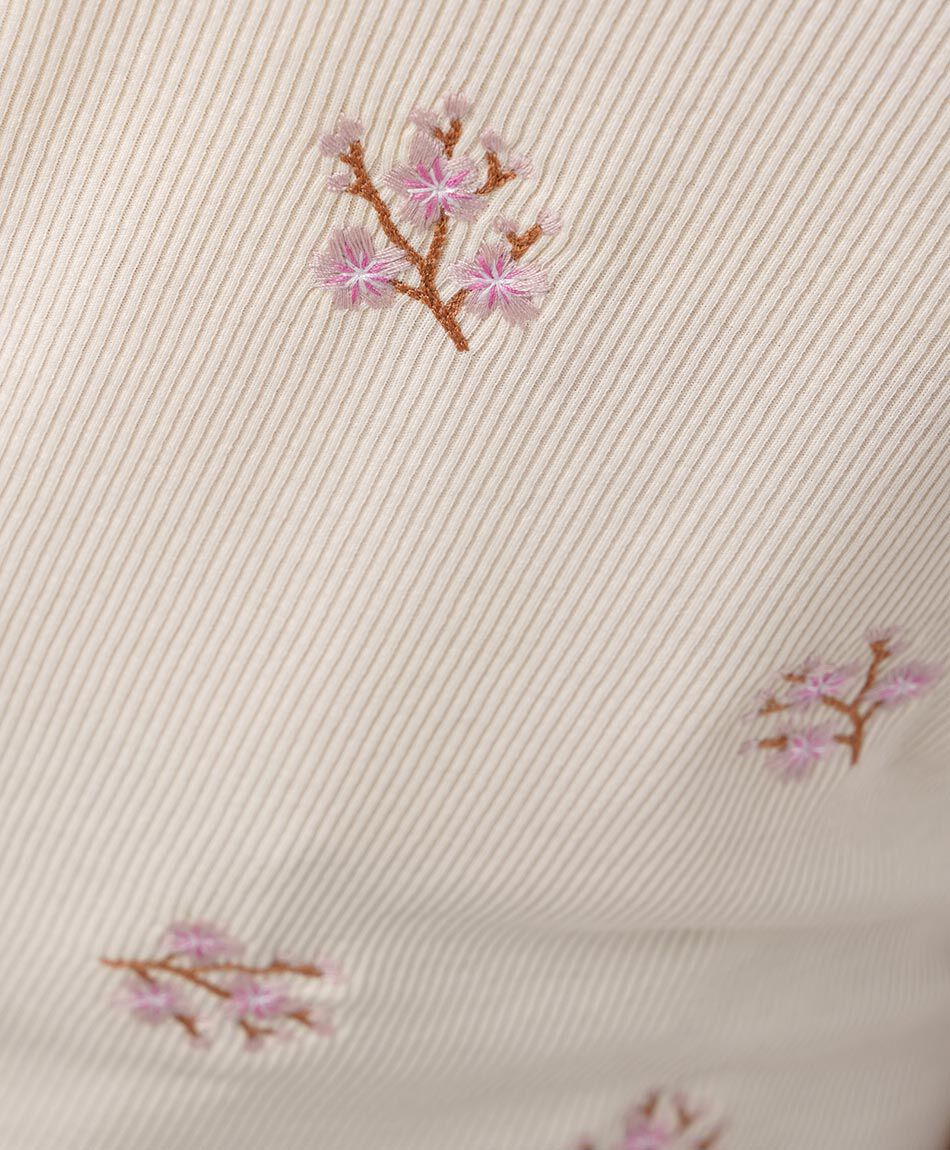 Polera mujer flores bordadas