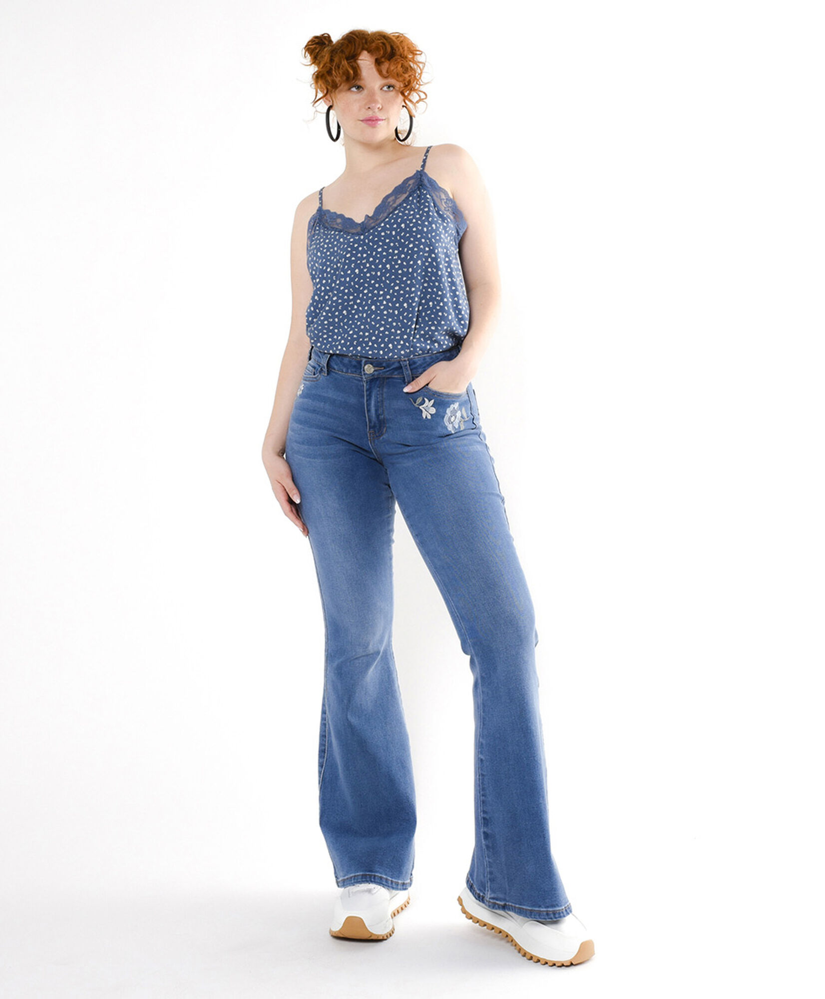 Jeans mujer flores bordadas flare Jeans mujer flores bordadas flare