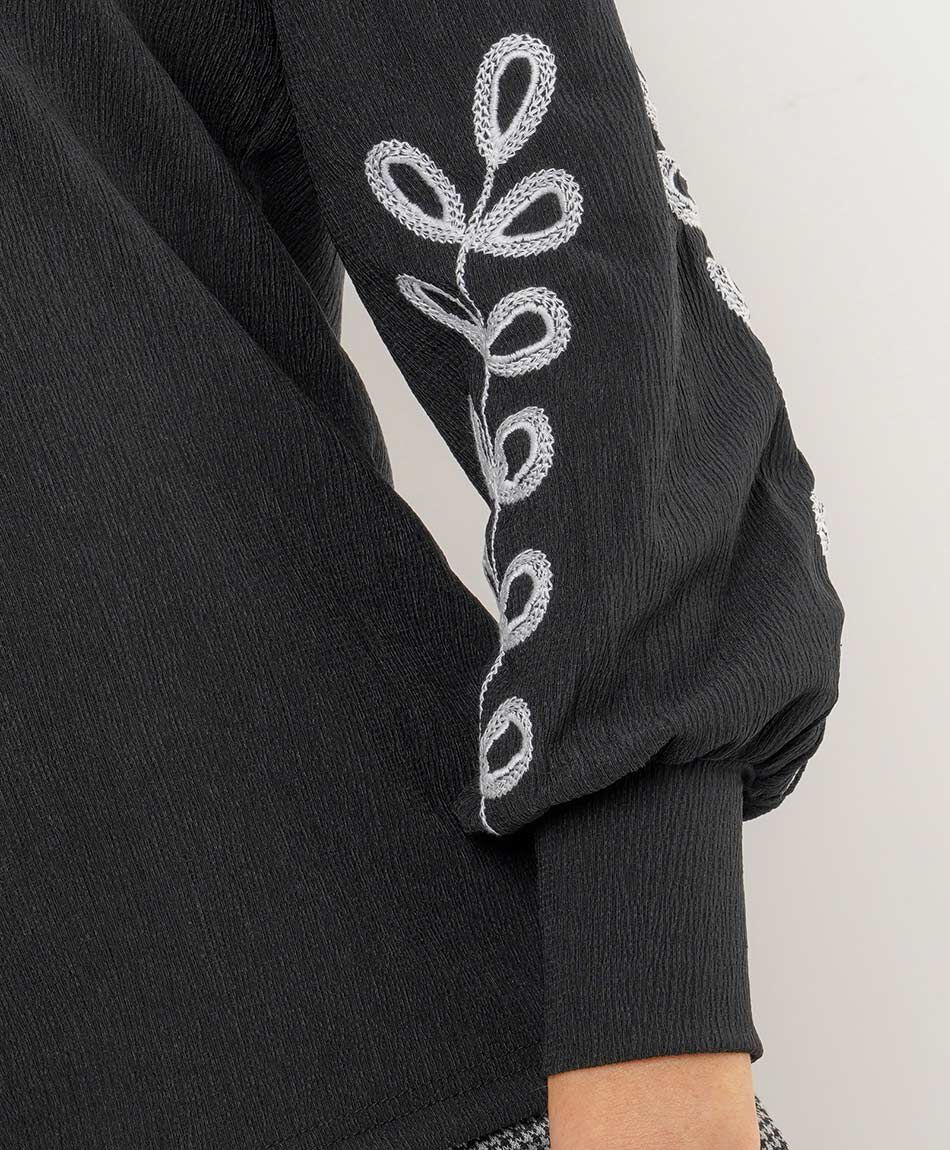 Polera mujer mangas bordadas