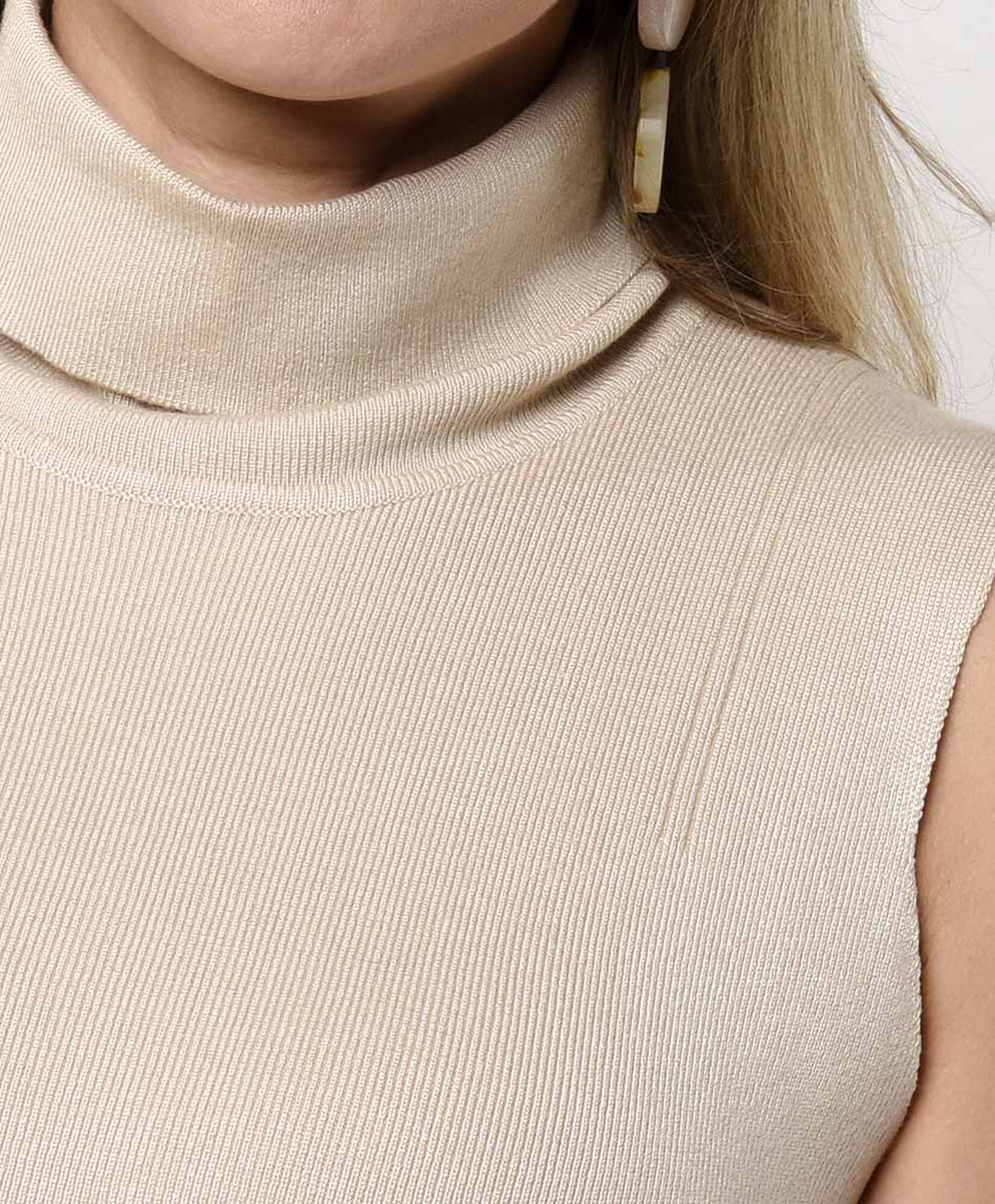 Sweater mujer cuello alto sin mangas Sweater mujer cuello alto sin mangas