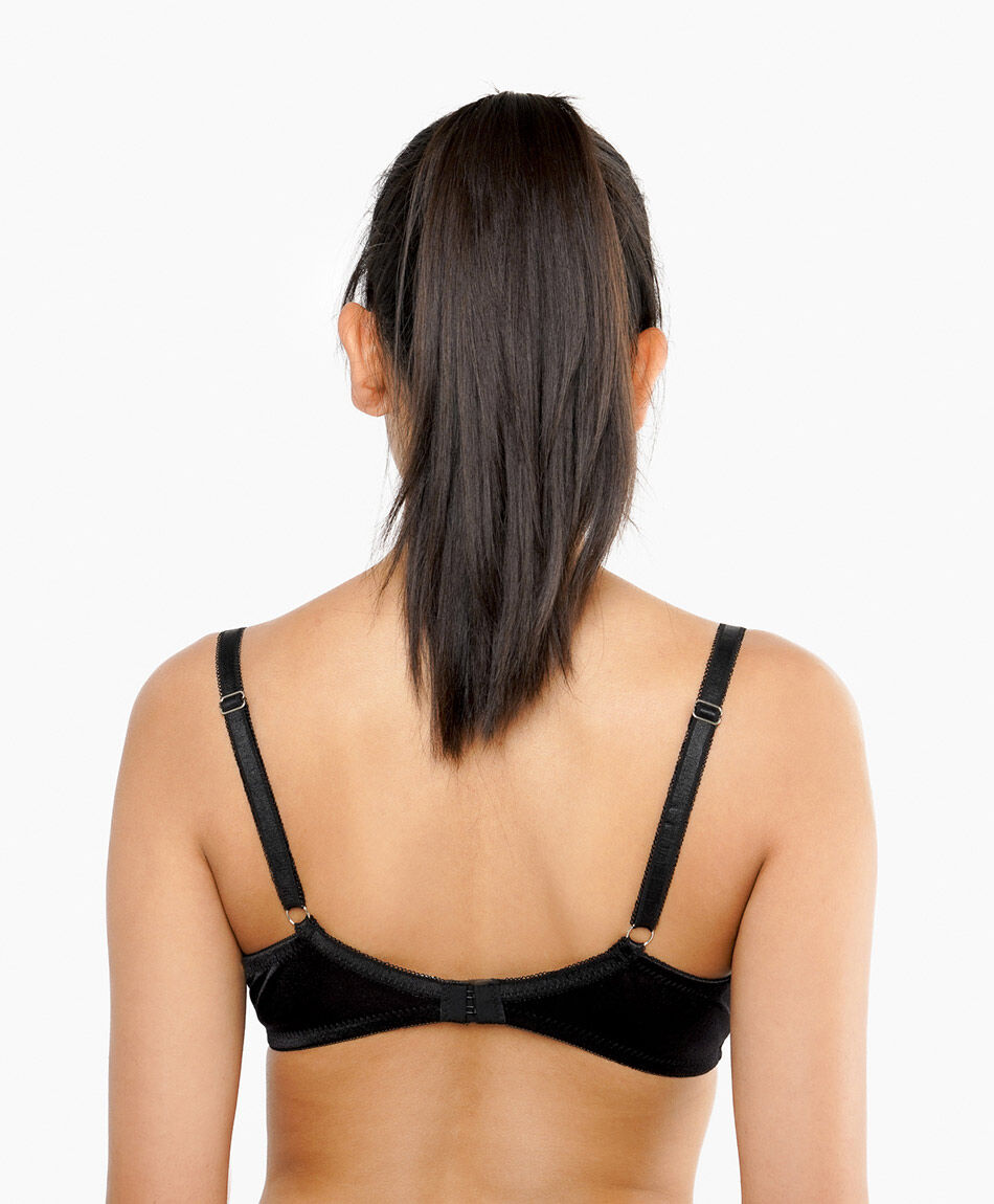 Sost&eacute;n mujer rosas bordadas