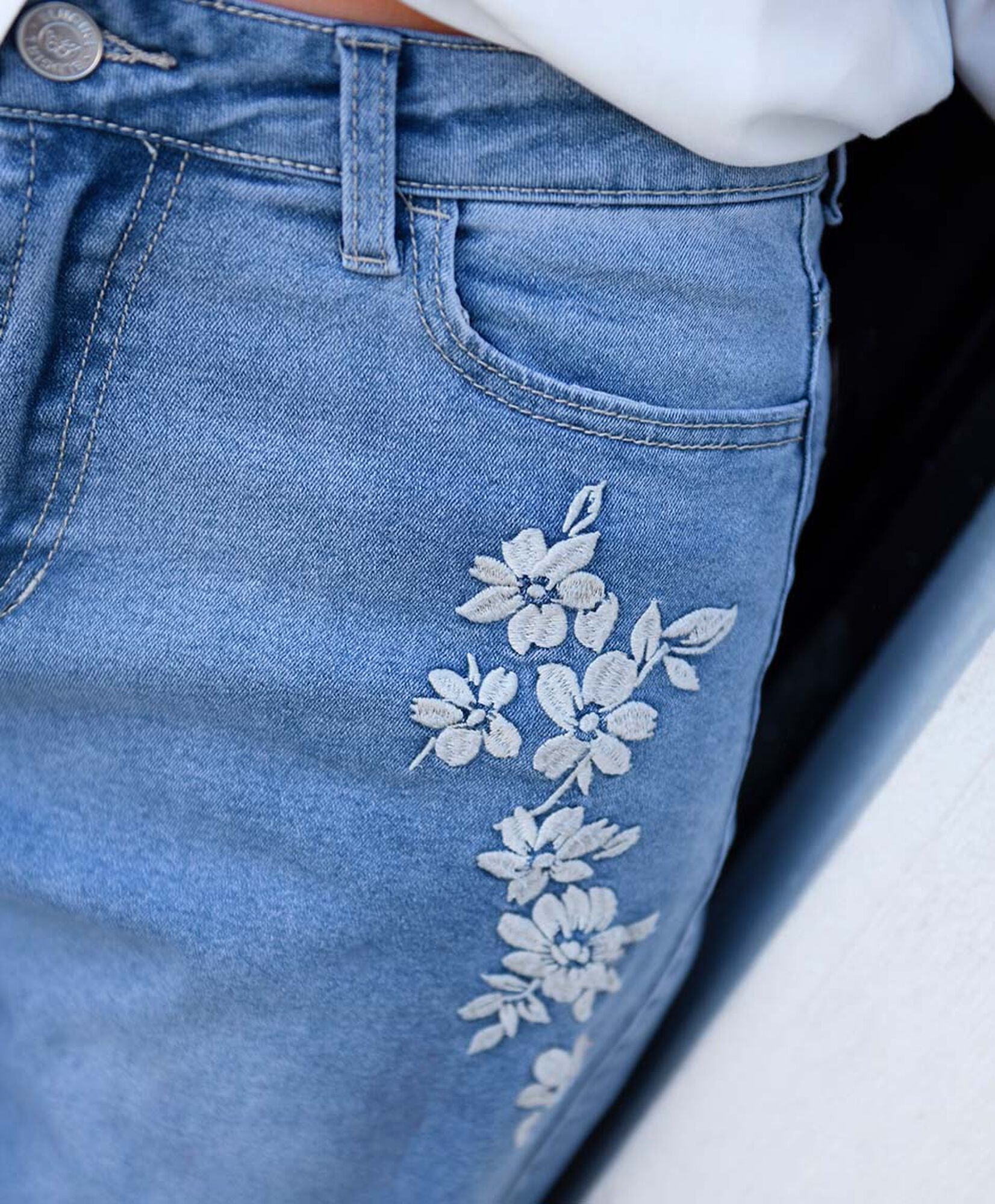 Jeans mujer flores bordadas Jeans mujer flores bordadas