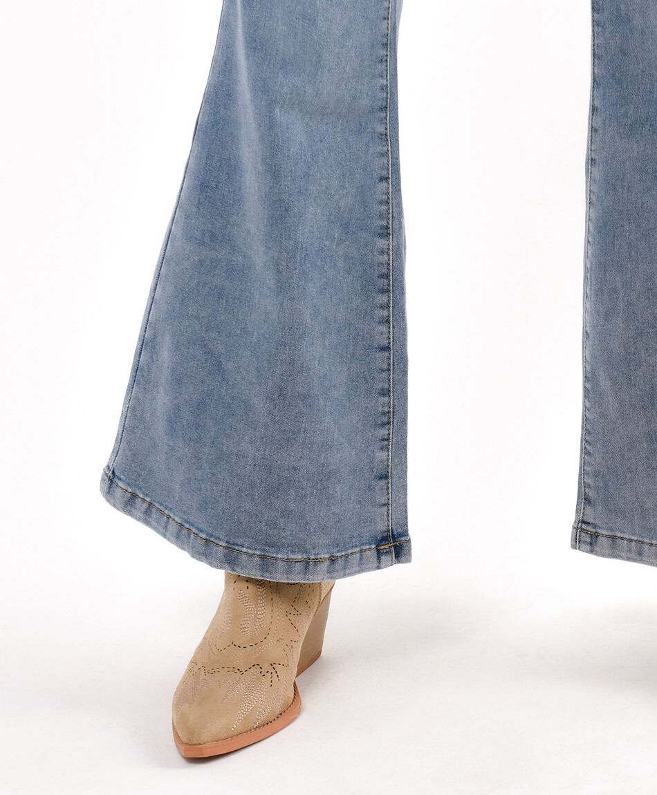 Jeans mujer tachas redondas flare