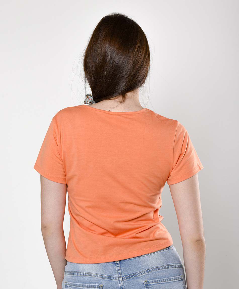 Polera ajustada manga corta cuello redondo