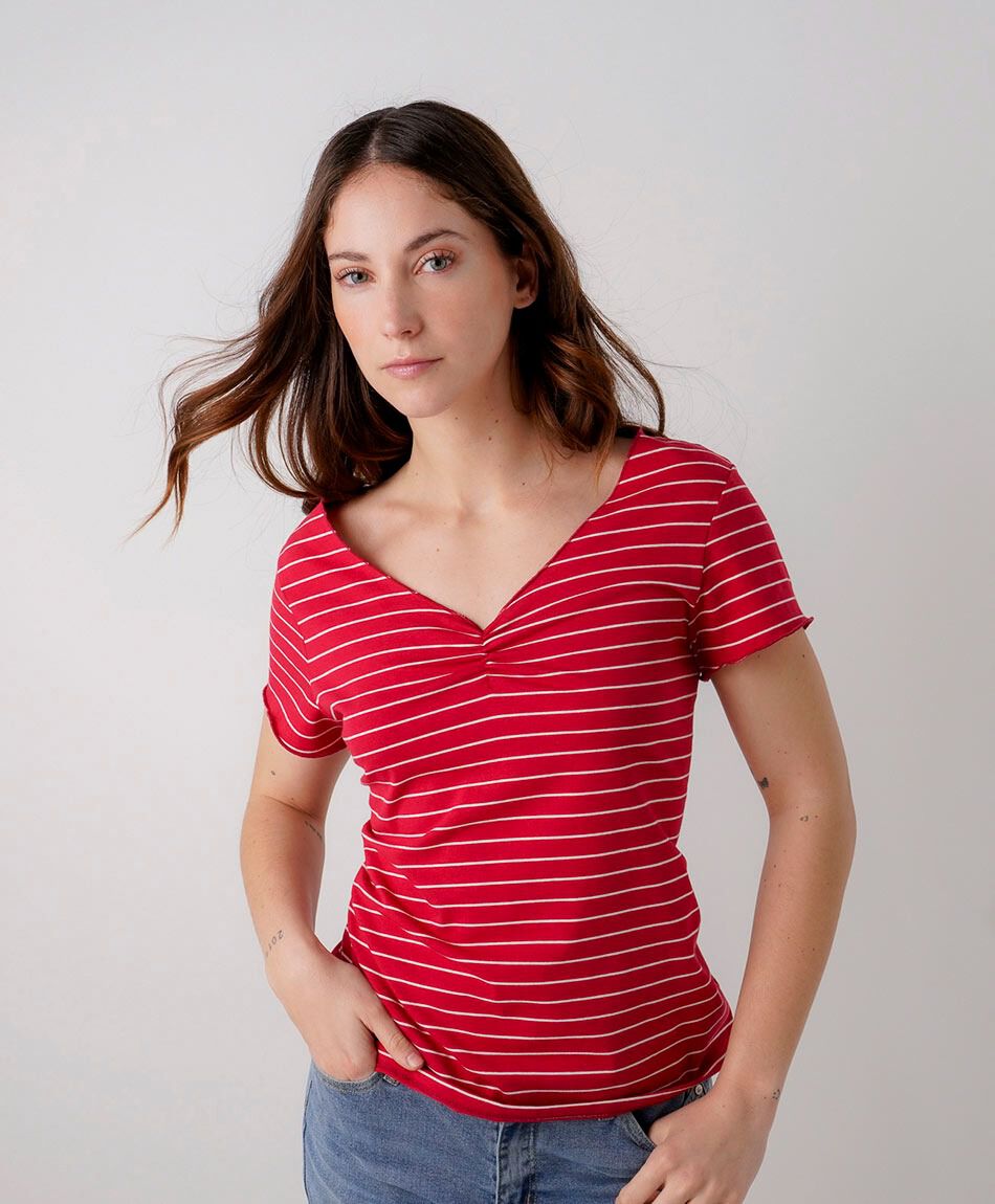 Polera mujer l&iacute;neas cuello v roja