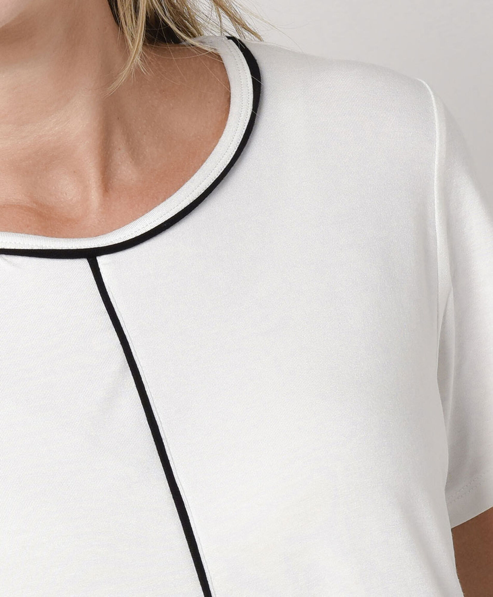 Polera mujer línea negra Polera mujer línea negra