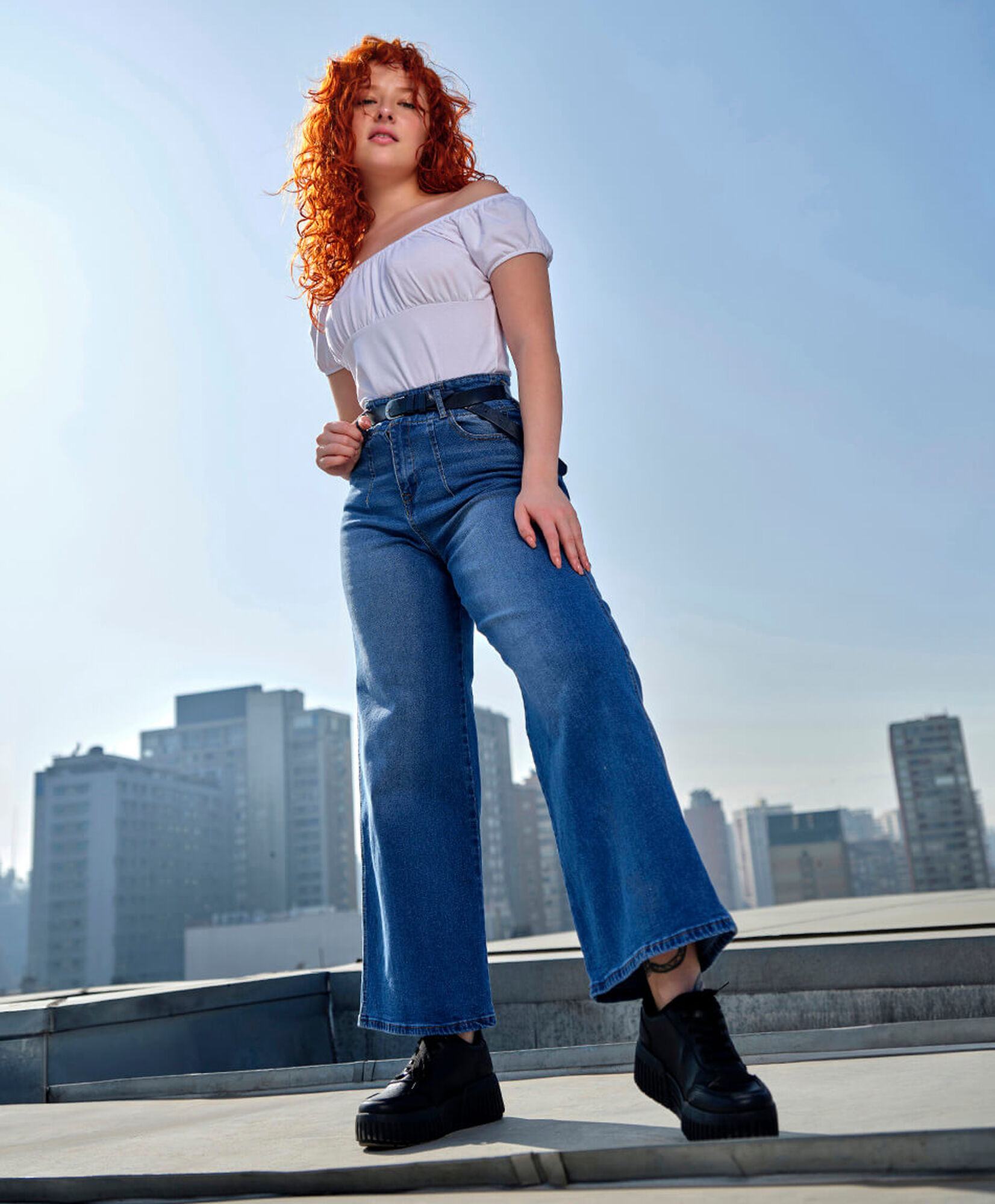 Jeans mujer desgastado con cinturón wide Jeans mujer desgastado con cinturón wide