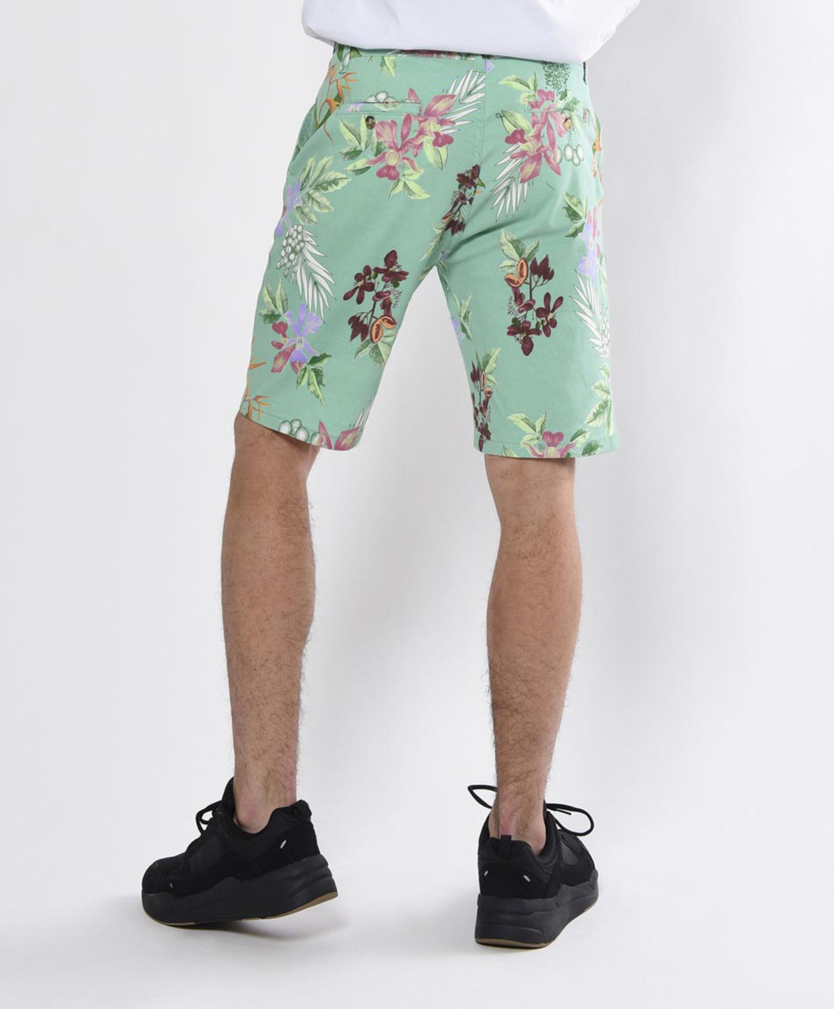 Bermuda hombre hojas y flores Bermuda hombre hojas y flores