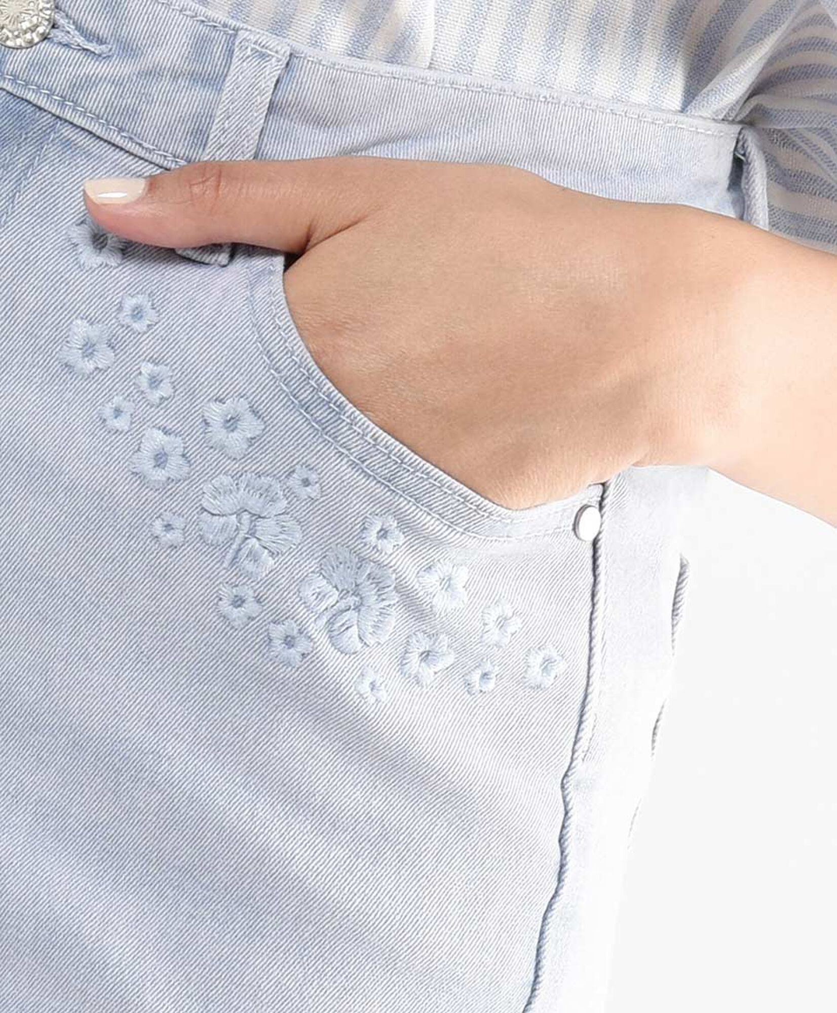 Jeans mujer florcitas bordadas skinny fit Jeans mujer florcitas bordadas skinny fit